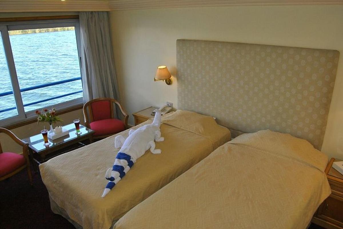 bilik hotel dengan boneka binatang di atas katil