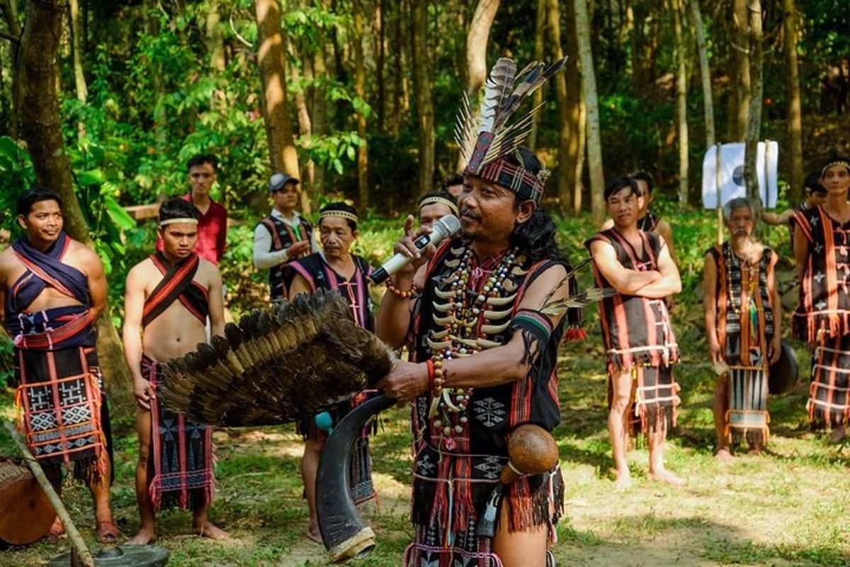 seorang lelaki menyanyi ke dalam mikrofon di hadapan sekumpulan orang