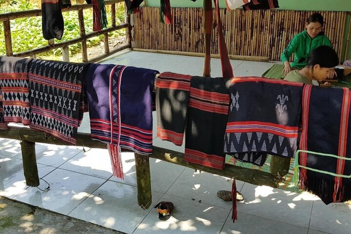 sekumpulan selimut tergantung di atas bangku