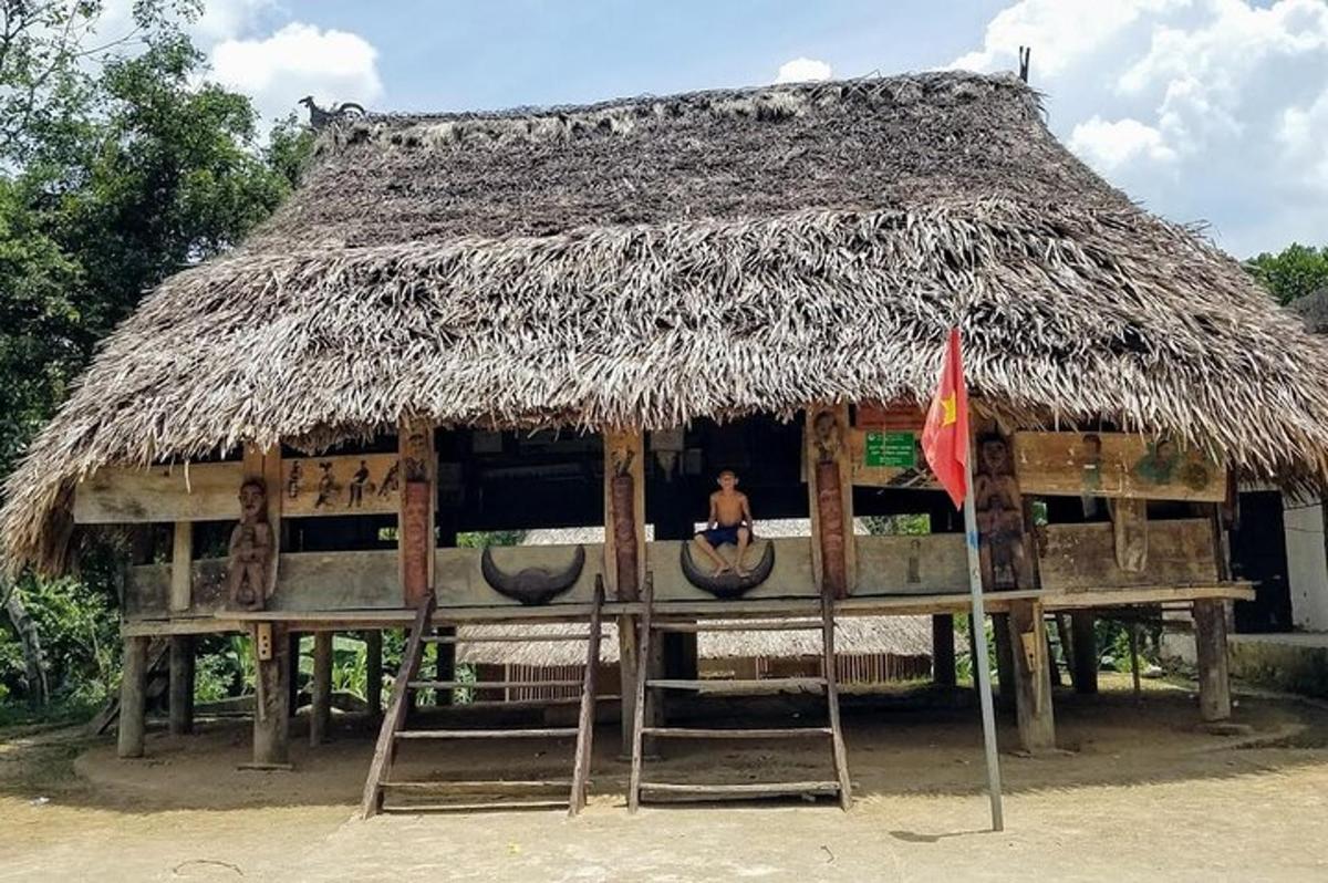 pondok berbumbung jerami dengan seseorang di dalamnya