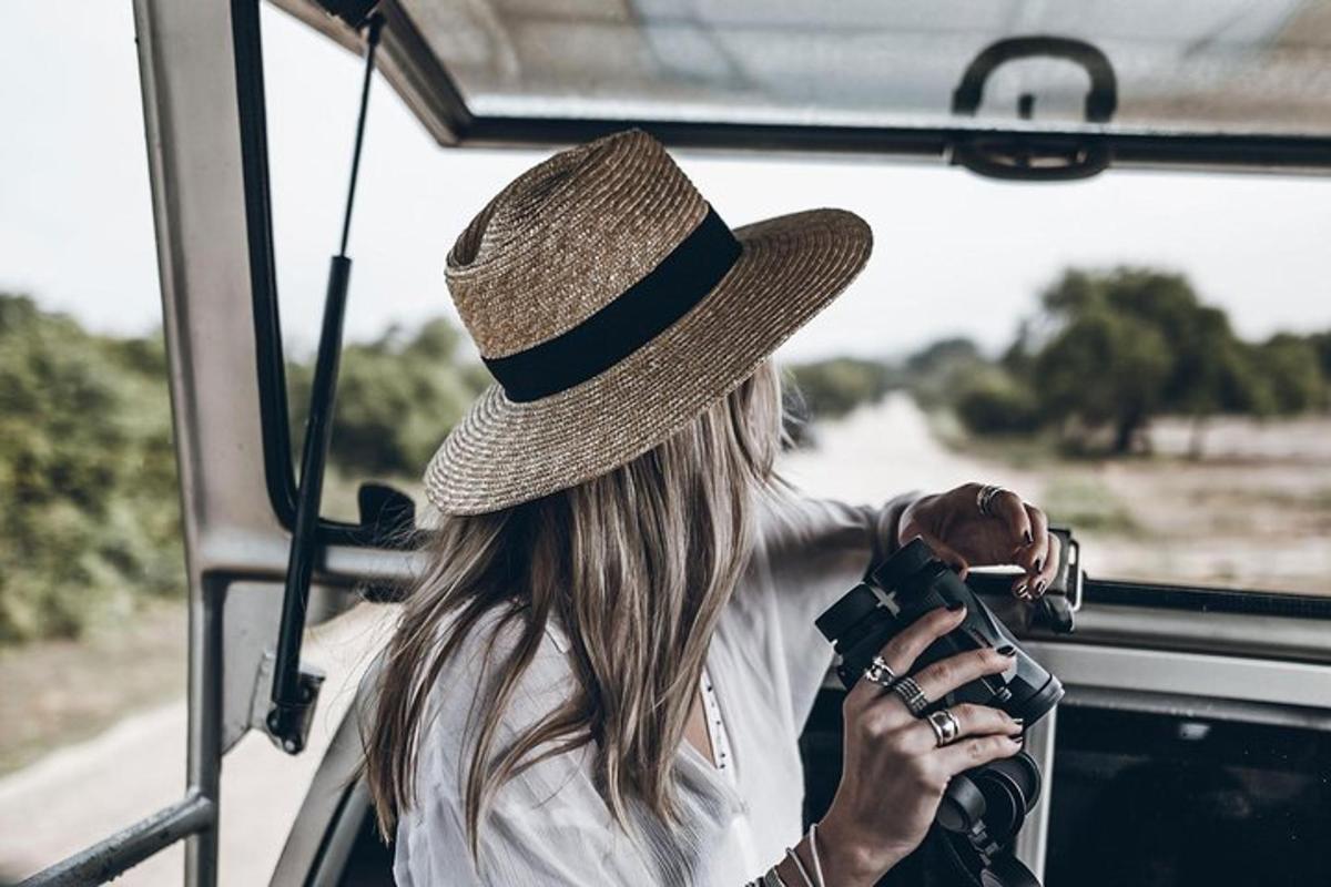 ženska s klobukom fotografira na avtobusu