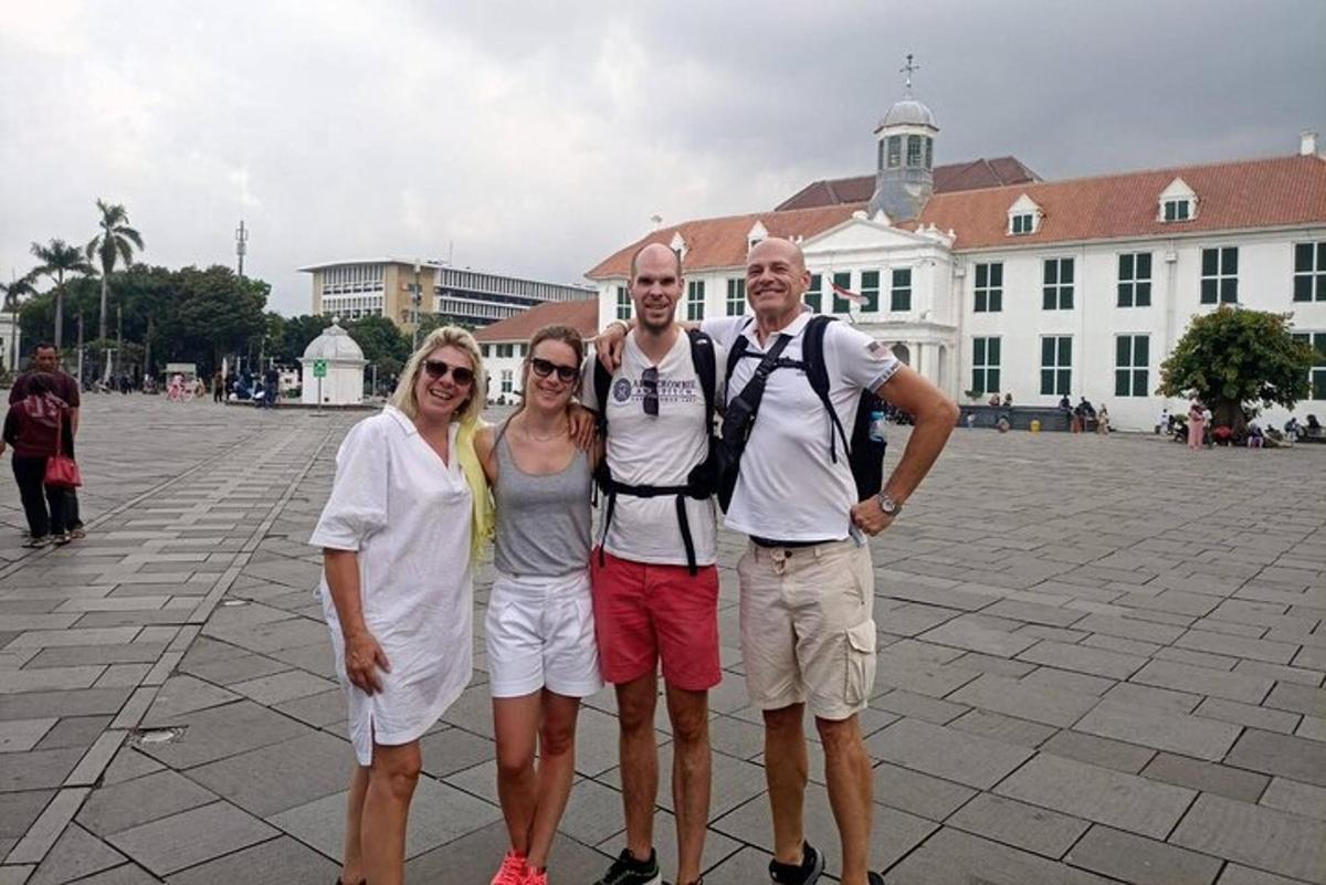 skupina lidí pózujících pro fotografii na náměstí