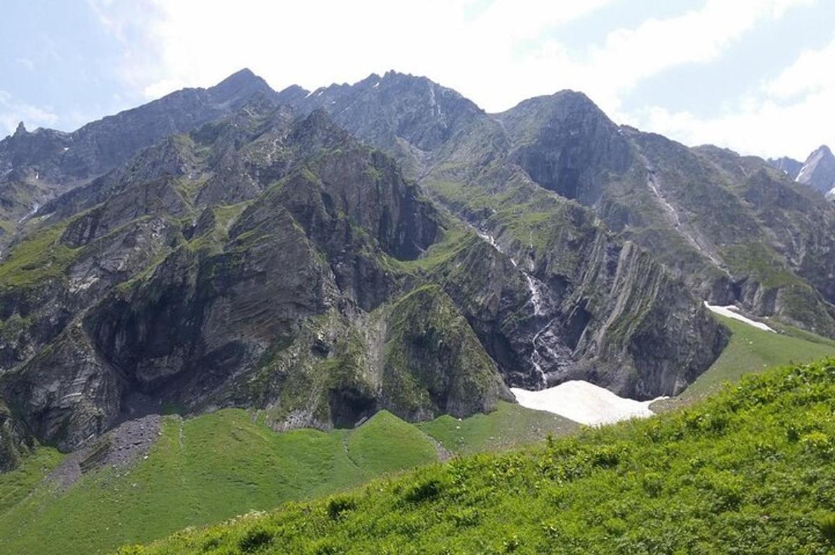 側面に道路がある山