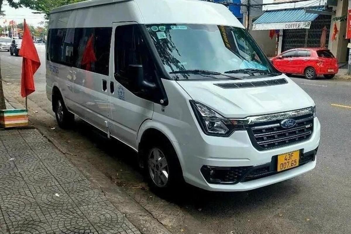una camioneta blanca estacionada al costado de una calle