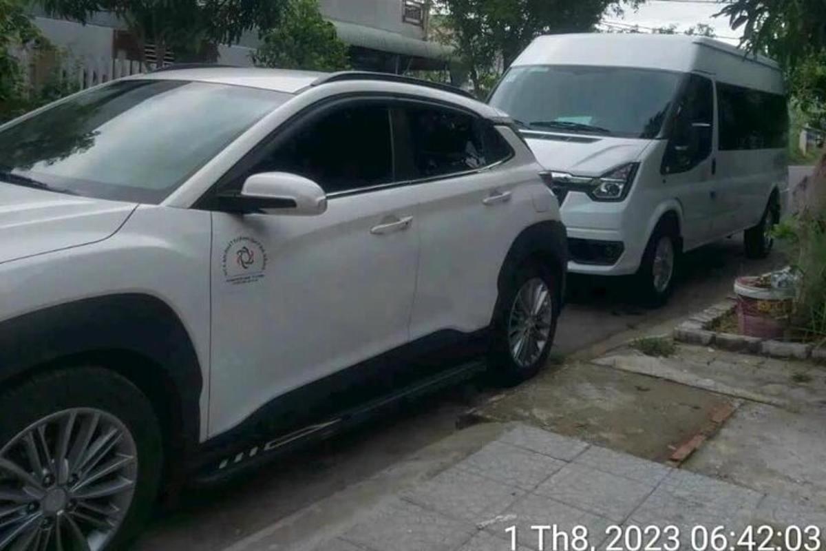 dvě bílá SUV zaparkovaná vedle sebe