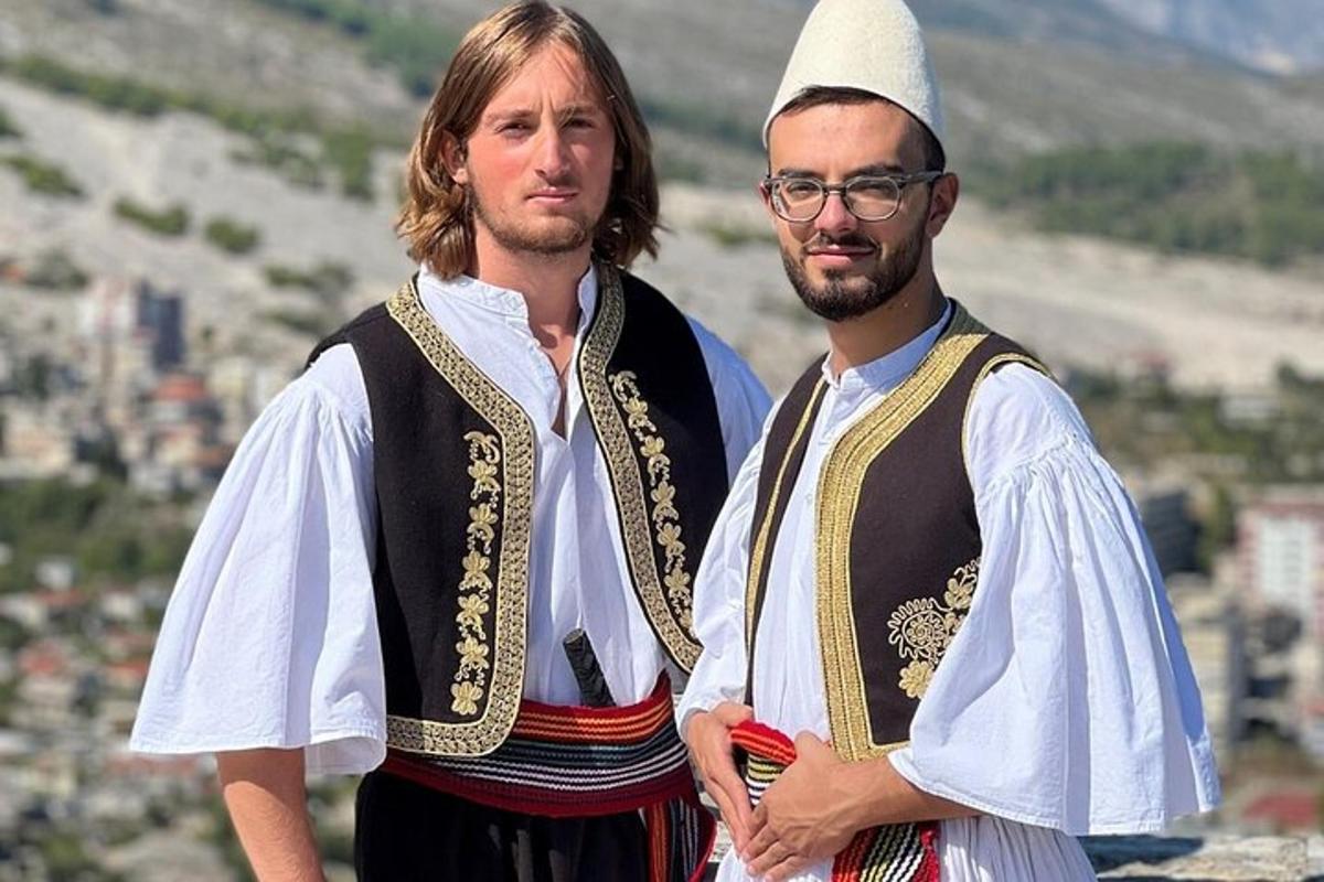 kaks rahvarõivastes meest mäel seismas