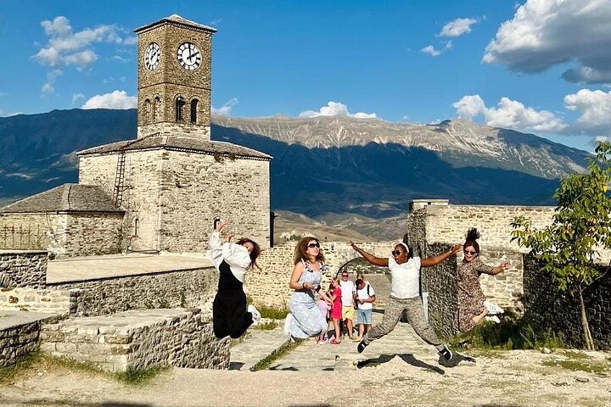 un grup de persones saltant davant d'una torre del rellotge