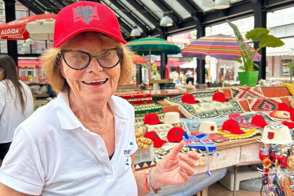 Una mujer mayor con un sombrero rojo en un mercado