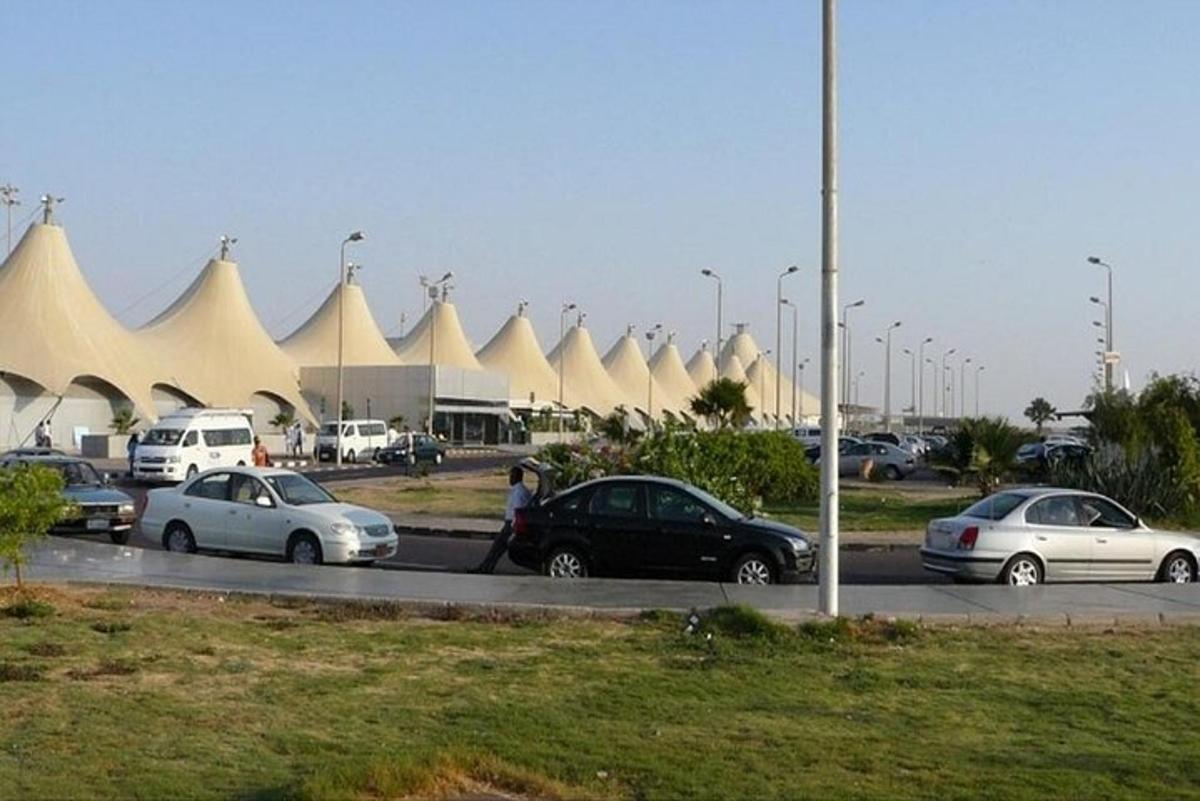 bir otoparkta park edilmiş bir grup araba