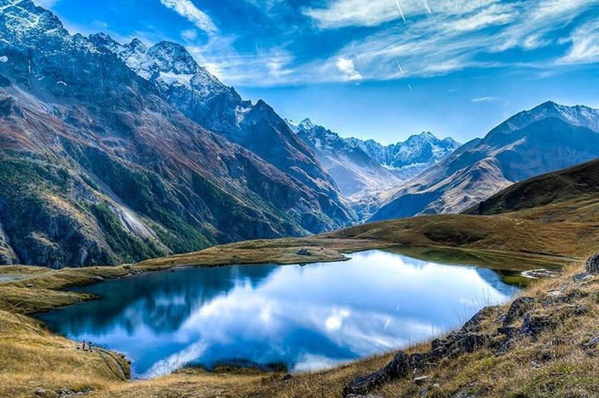 山谷中的高山湖泊