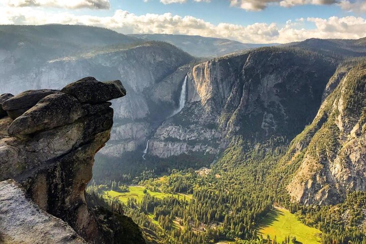 una vista de una cascada en un cañón