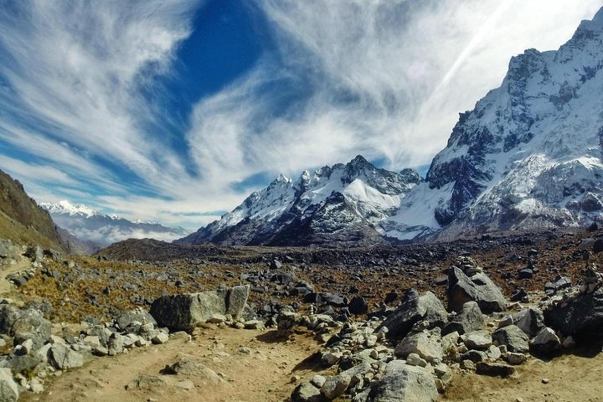 una vista d'una serralada amb roques i neu