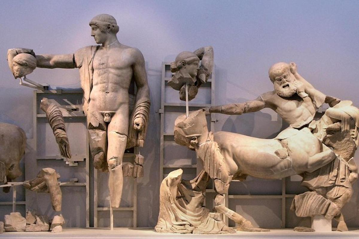 ένα άγαλμα ενός άνδρα και ενός αλόγου σε ένα μουσείο