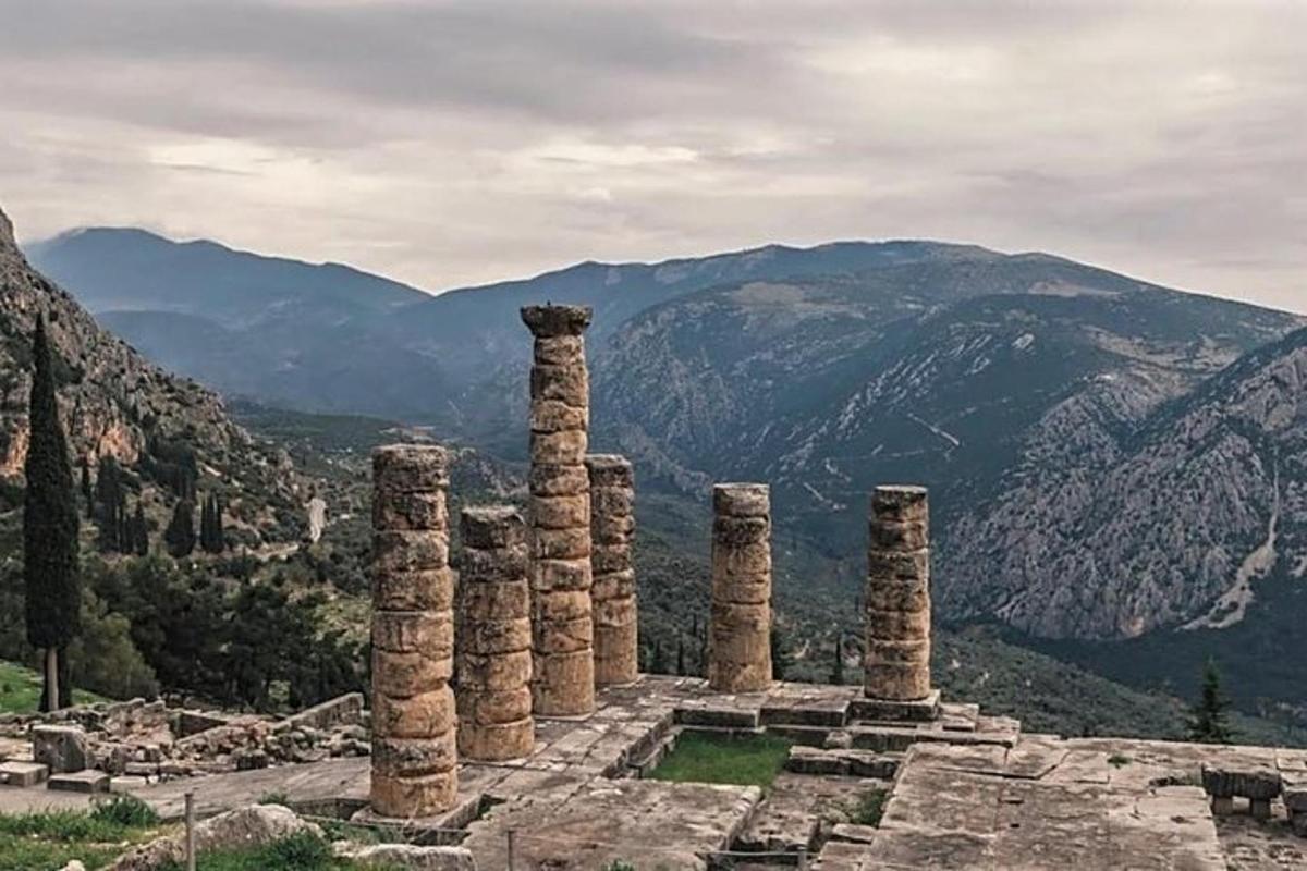 μια ομάδα κιόνων στην κορυφή ενός βουνού