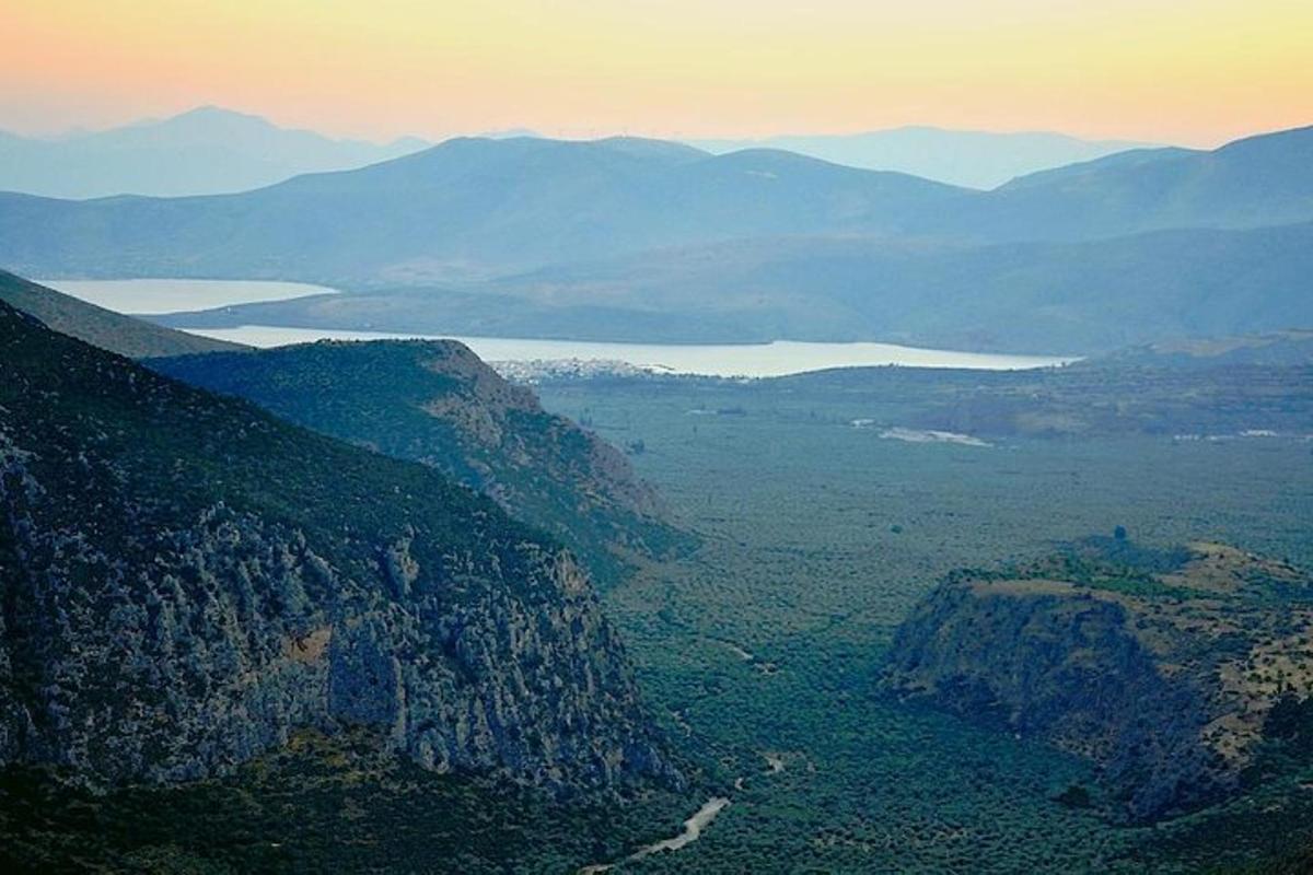 μια θέα ενός βουνού με ένα ποτάμι και μια κοιλάδα