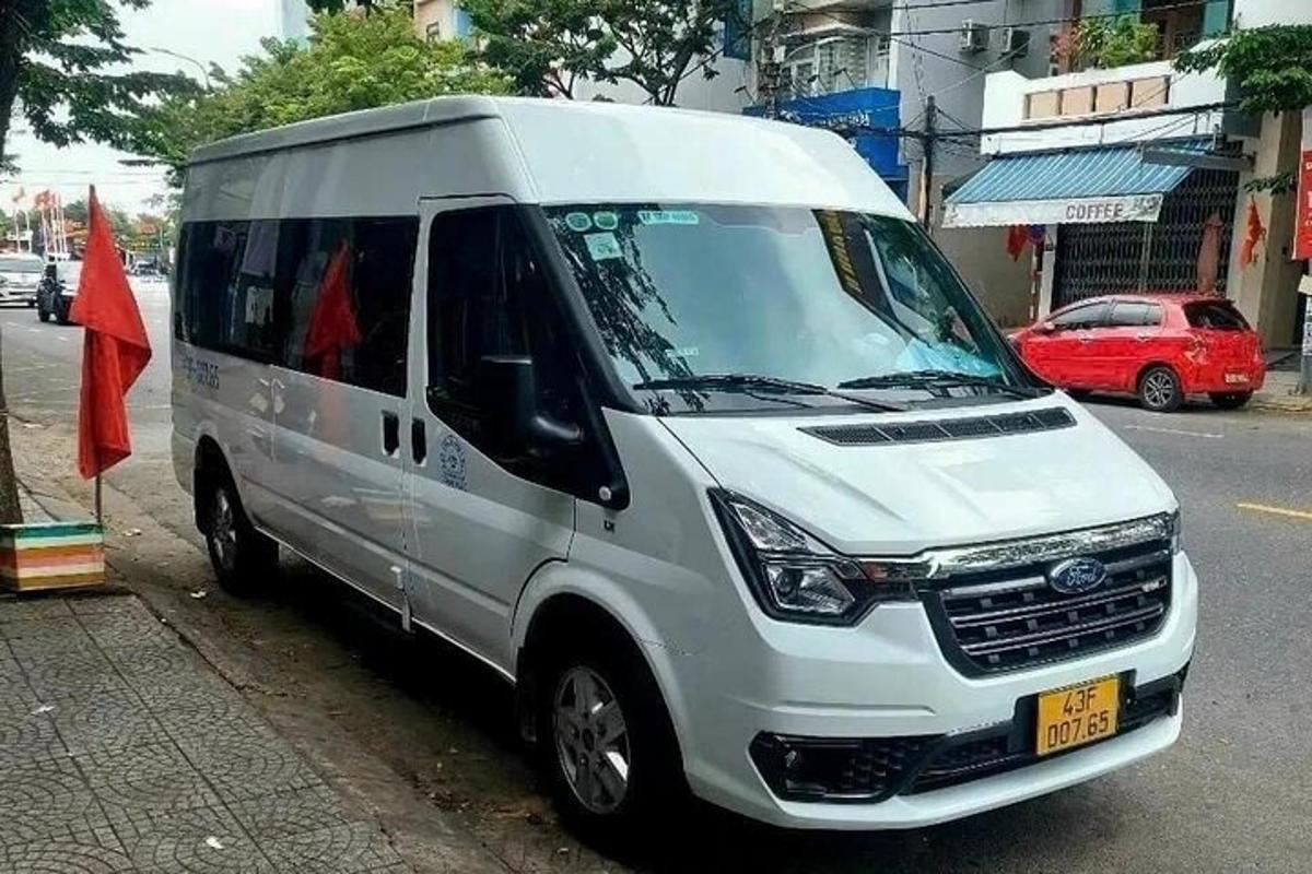 bijeli kombi parkiran uz rub ulice