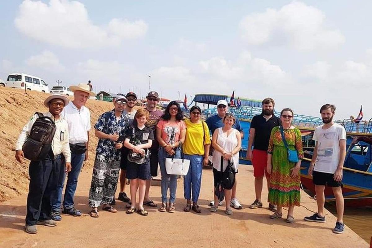 un grup de persones dempeus davant d'un vaixell