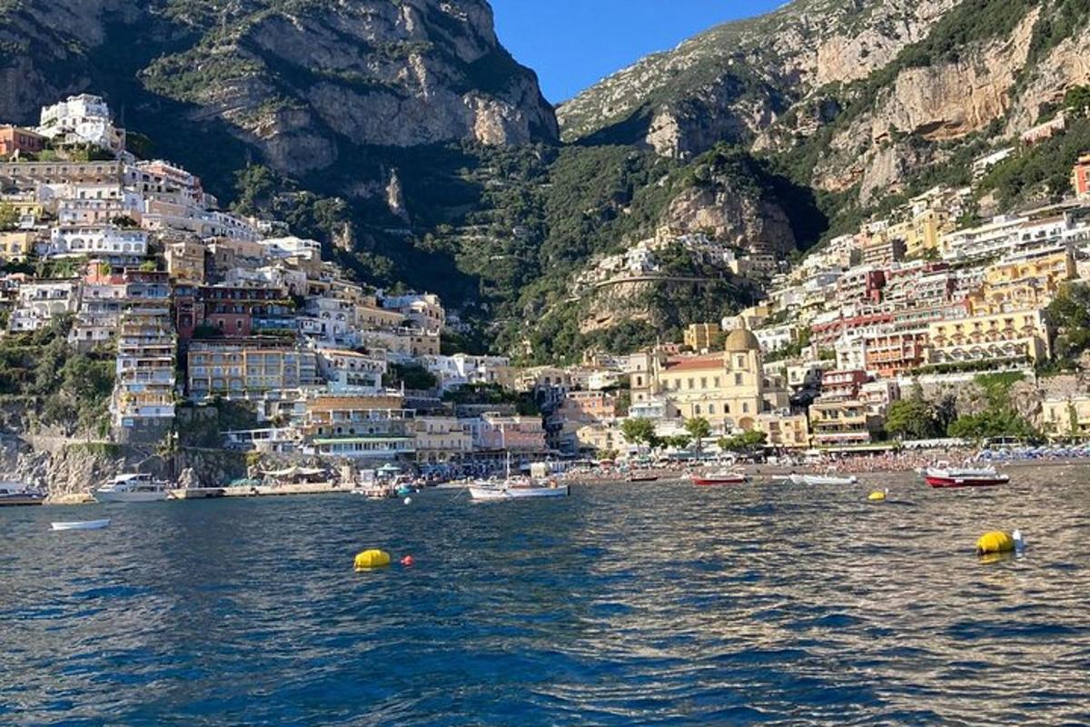 una vista de Positano a la costa amalfitana