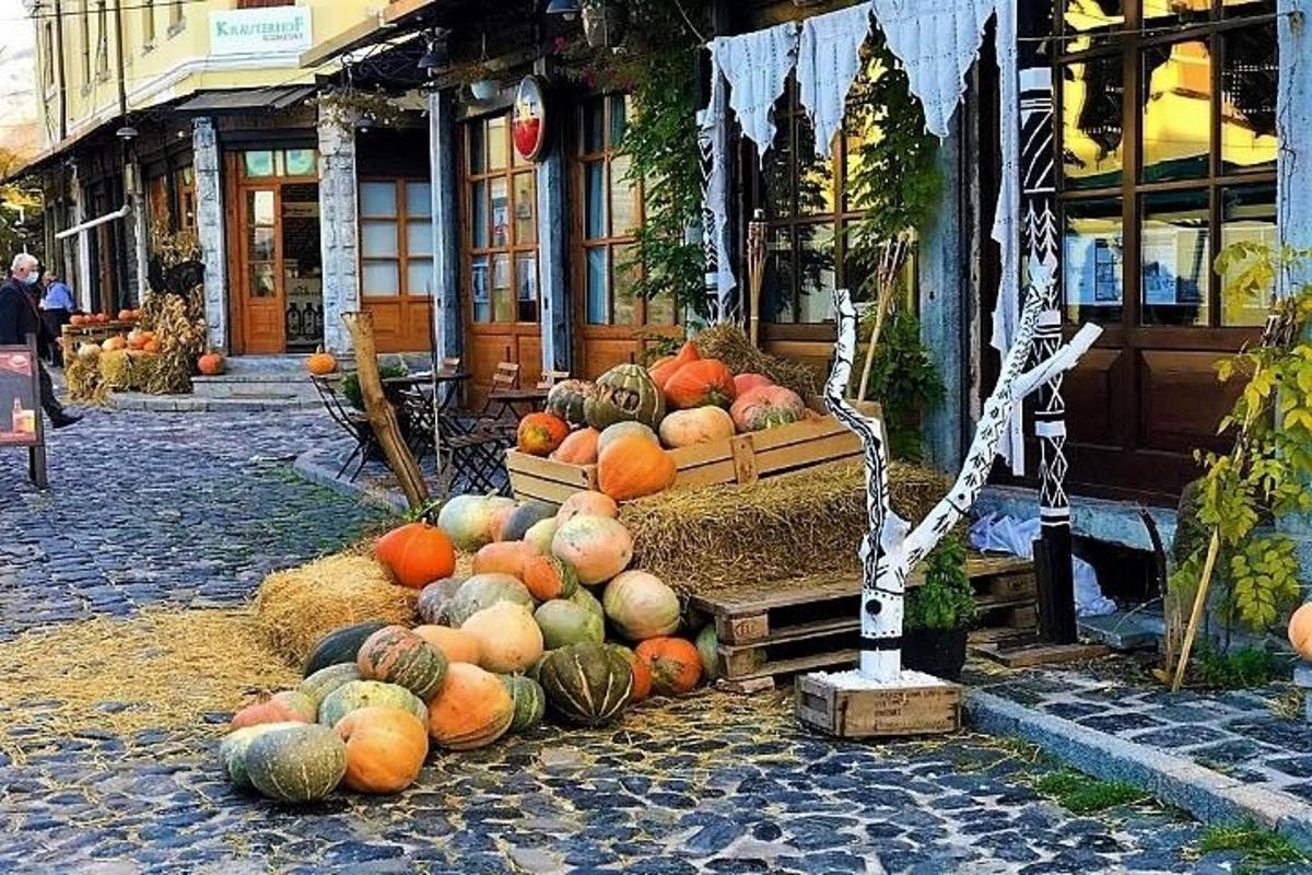 купа гарбузів та динь на вулиці
