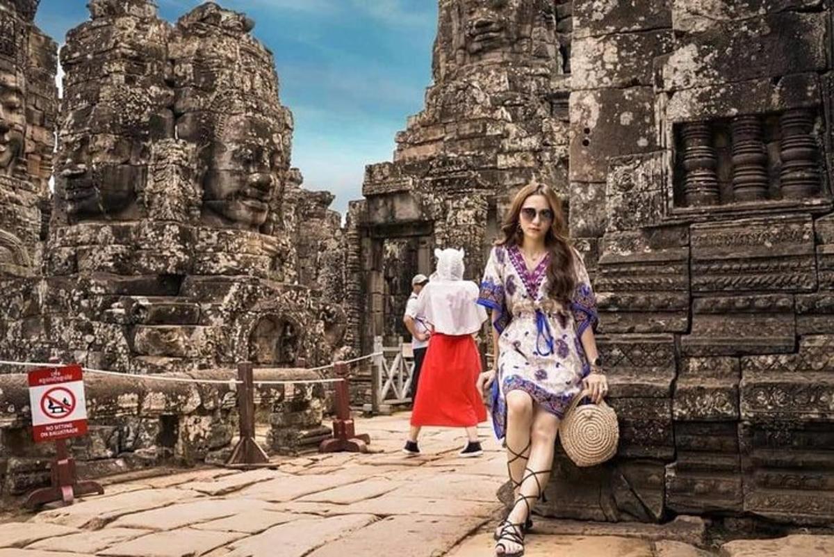 una dona dreta davant d'un temple amb un nen