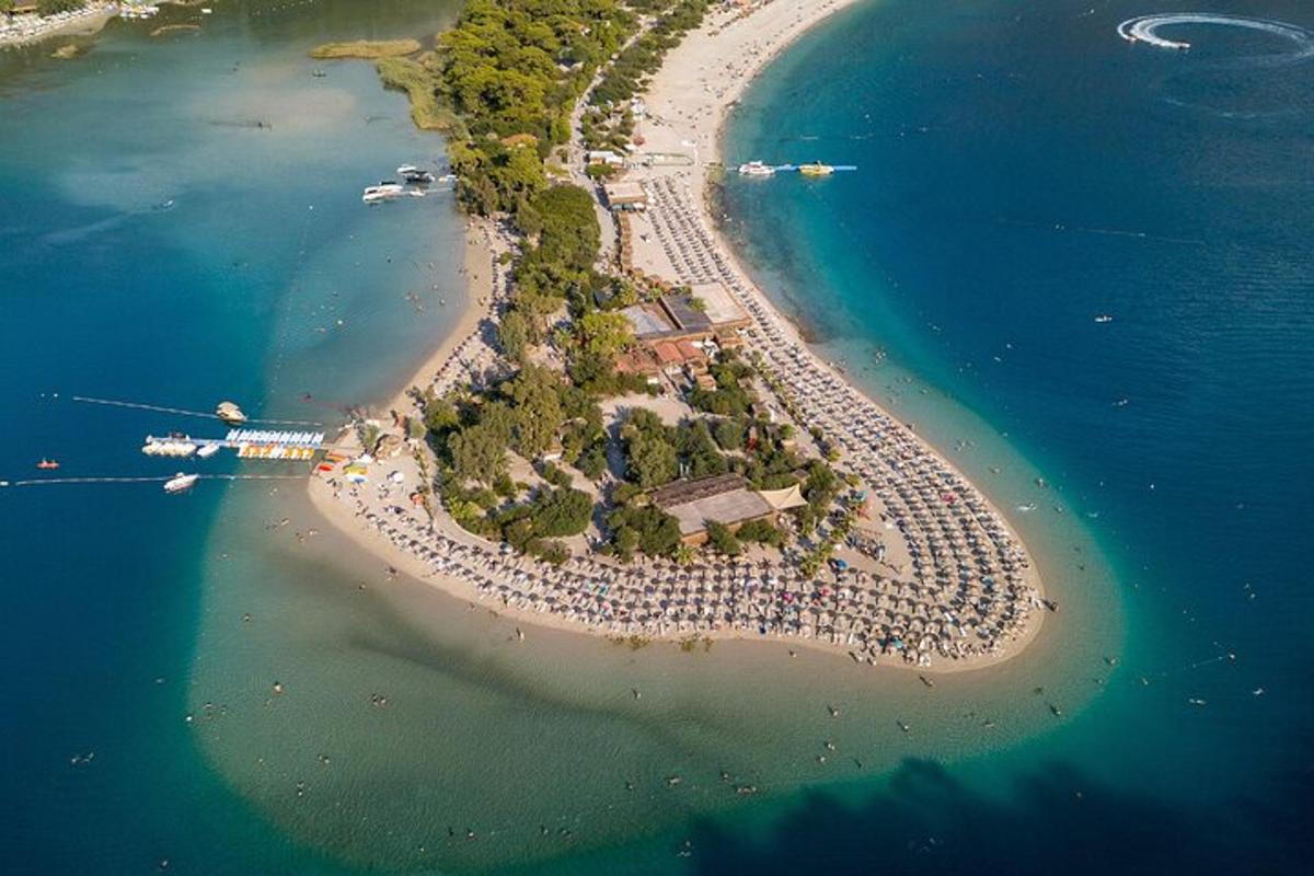 ostrov v oceánu s velkým davem lidí