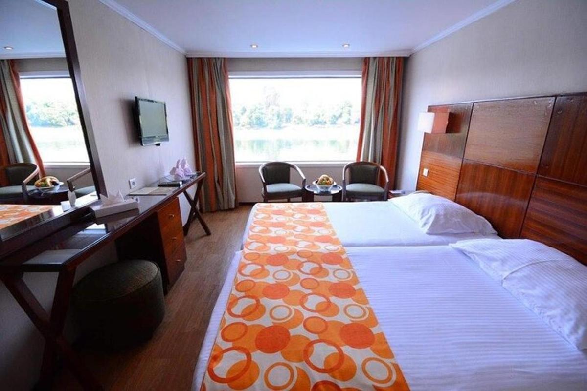 una camera d'albergo con un letto grande, una scrivania e una scrivania