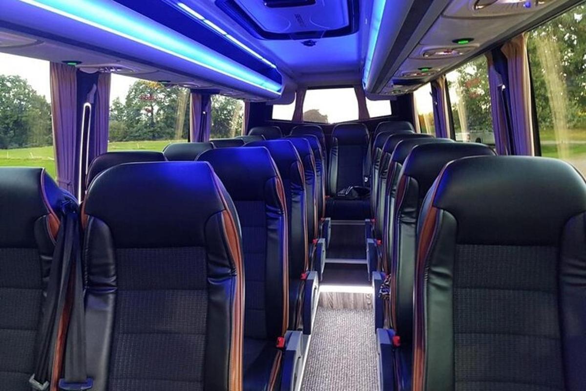 prázdny autobus s voľnými sedadlami v autobuse