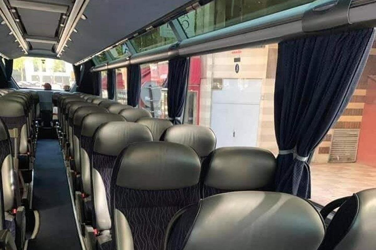 一辆有空座位的公交车