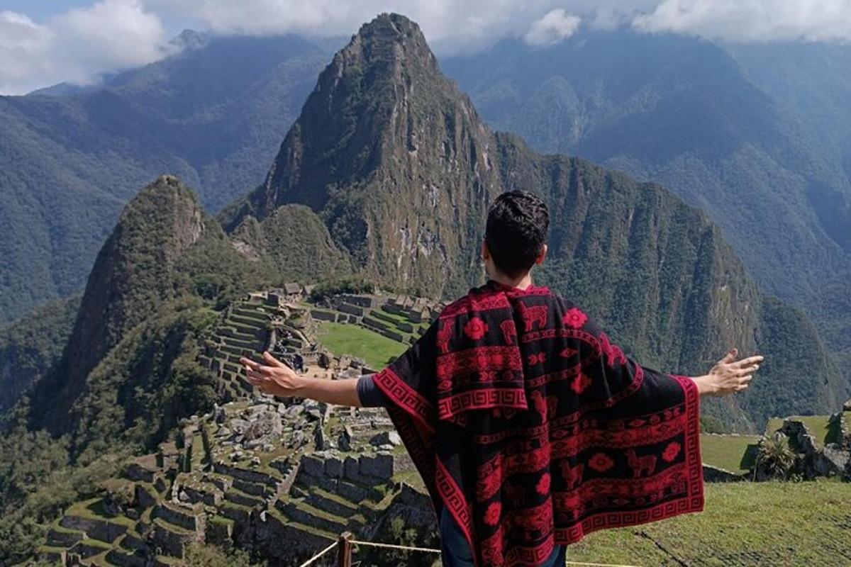 un hombre parado en la cima de una montaña