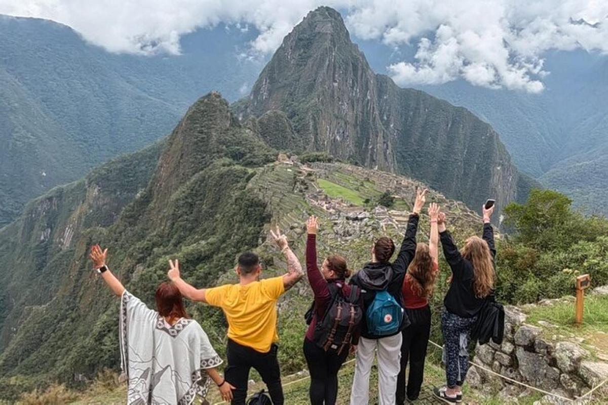 un grupo de personas de pie en la cima de una montaña