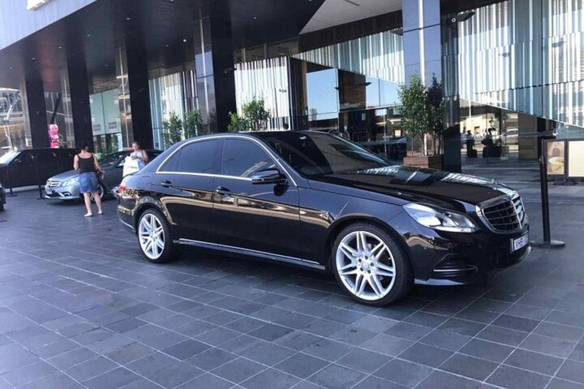 černé auto zaparkované před budovou