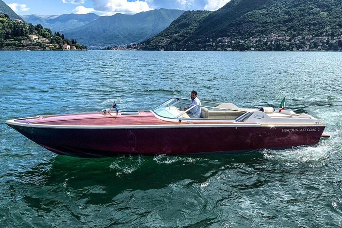 een man en een hond op een boot in het water