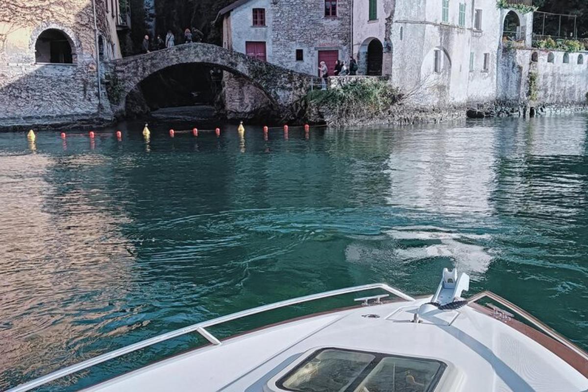 una barca in acqua in un canale con un ponte