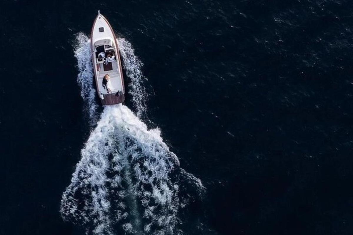 een luchtfoto van een boot in het water