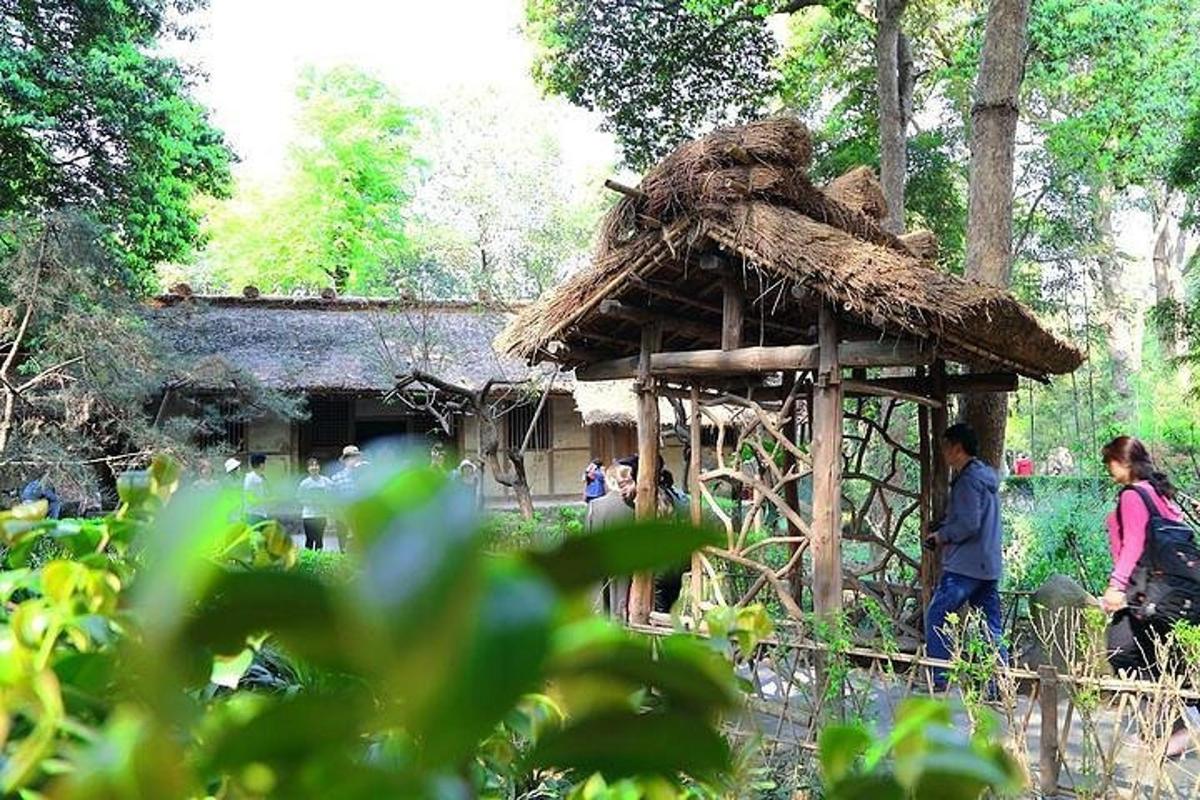 一间小屋，前面站着一些人
