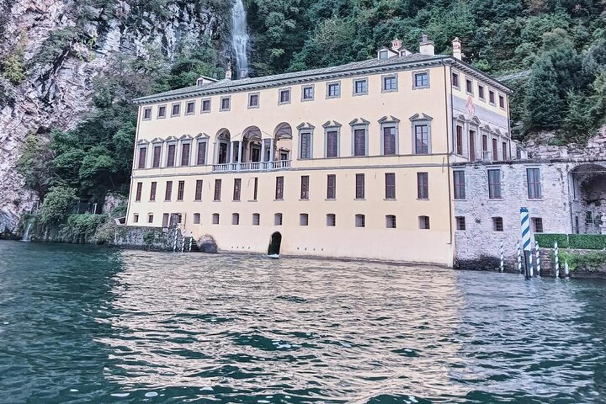 un grande edificio in mezzo a uno specchio d'acqua