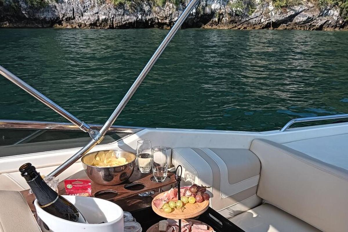 un tavolo su una barca con una bottiglia di vino e del cibo