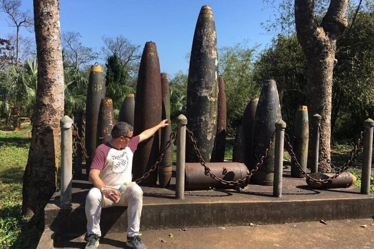 un uomo seduto su una panchina davanti a un parco