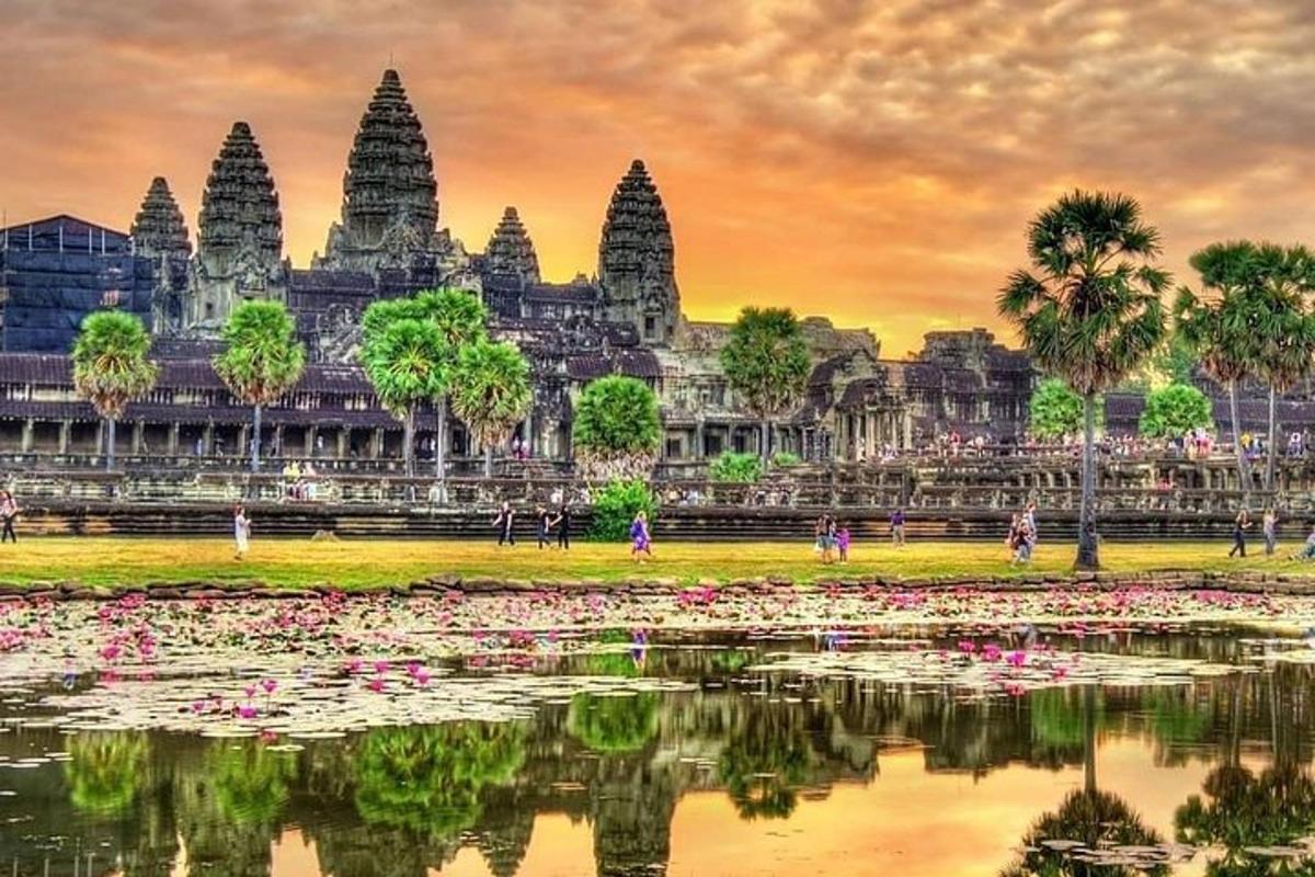 Vaade Angkor Wati templile päikeseloojangul