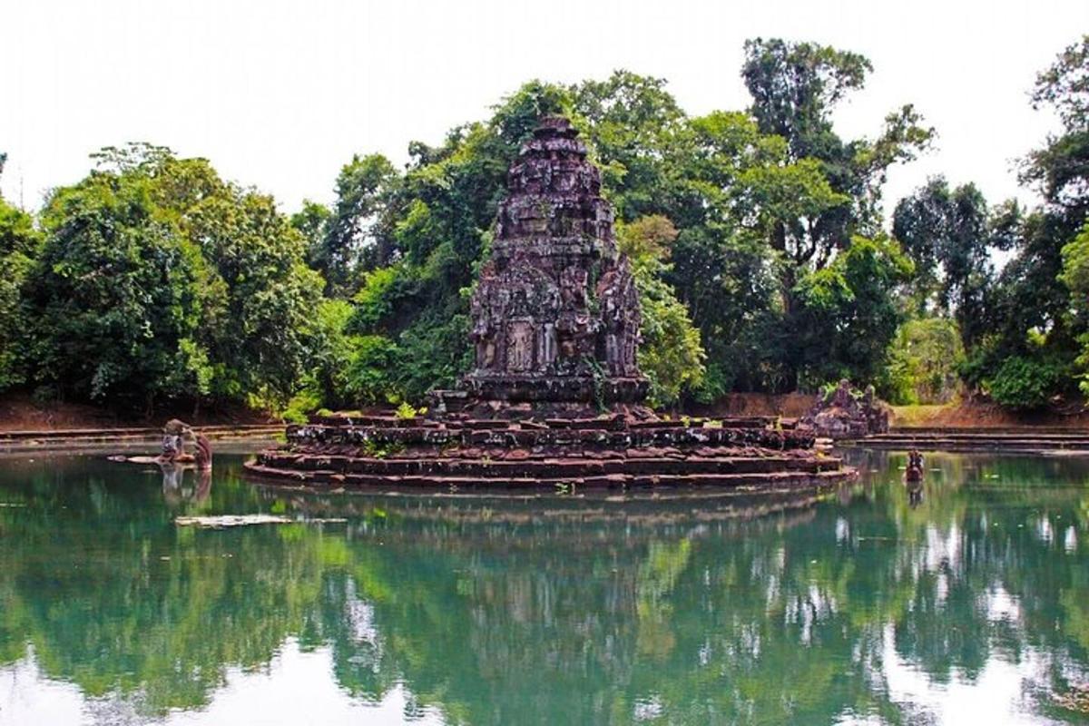 un tempio in mezzo a uno specchio d'acqua
