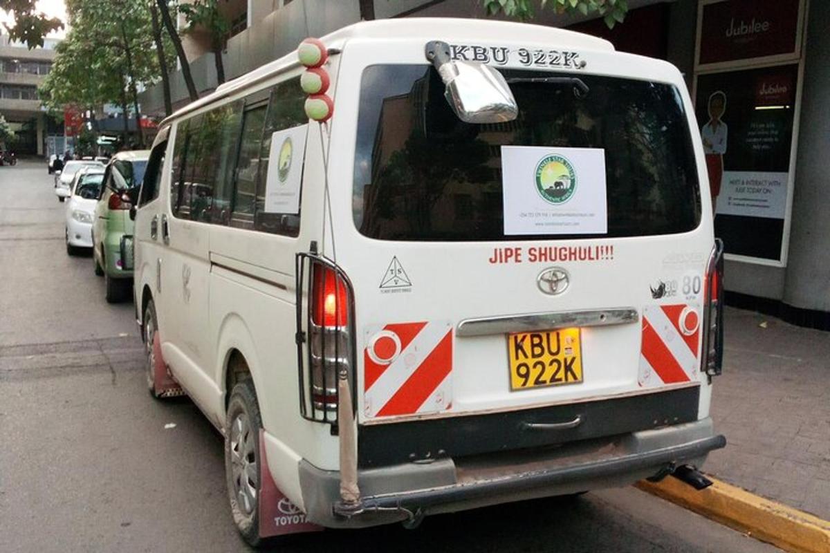bel kombi parkiran ob strani ulice