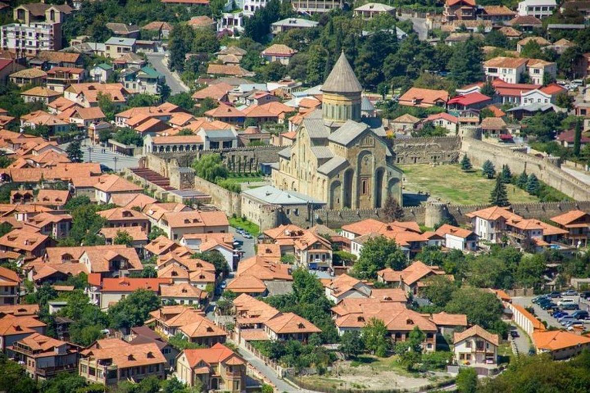 zračni pogled na mesto s cerkvijo