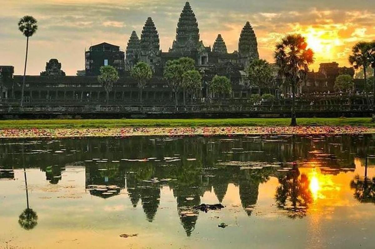 Una vista de un templo con un reflejo en el agua.