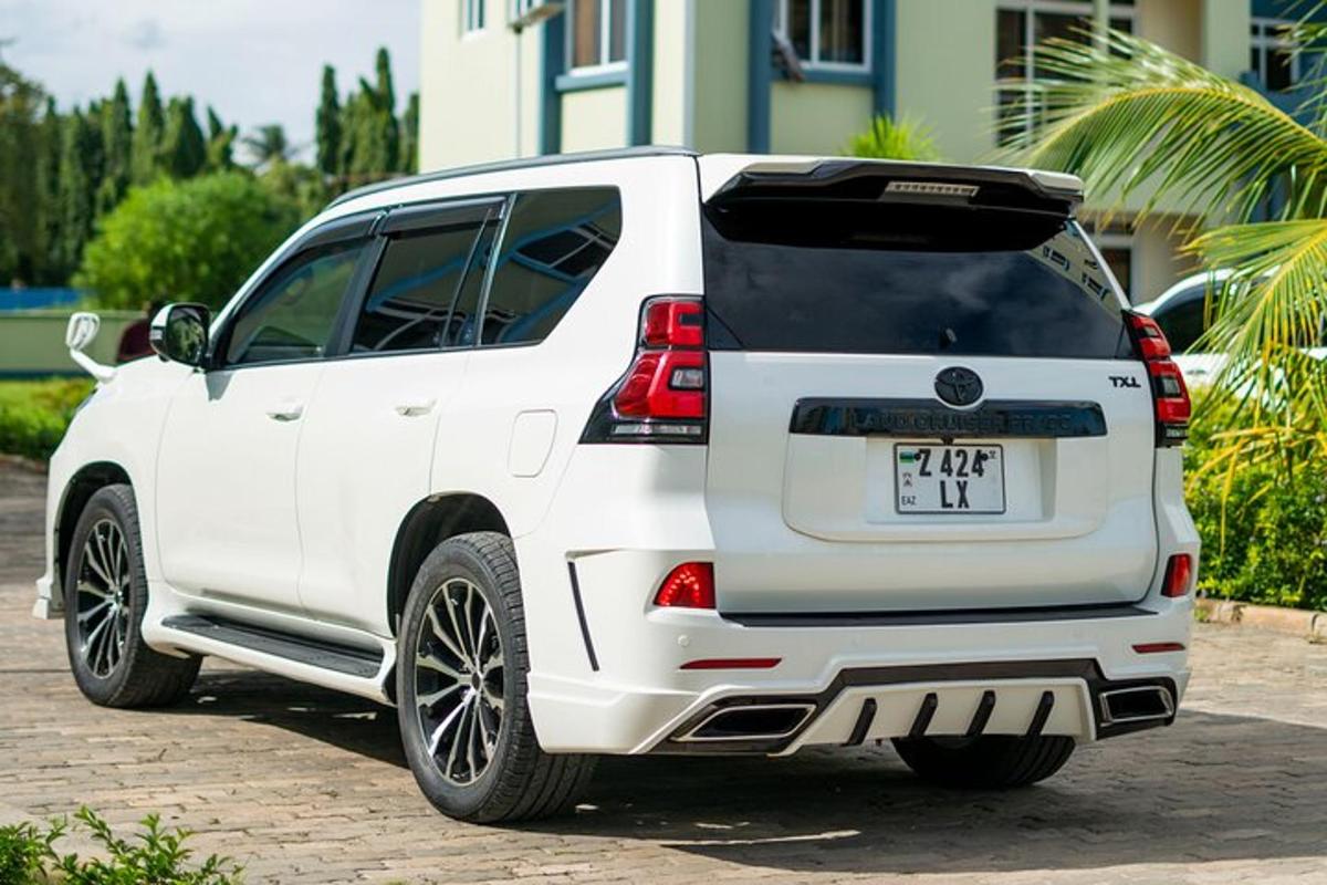 um SUV branco estacionado em uma estrada de tijolos