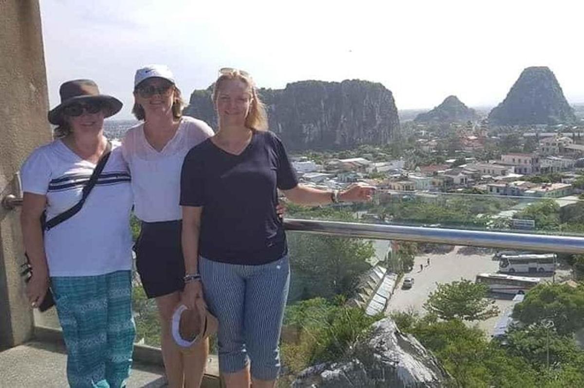tri žene stoje na vrhu zgrade s pogledom