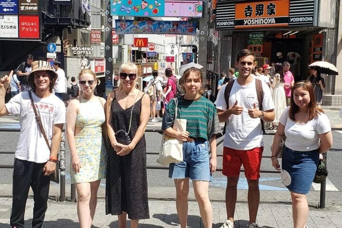 um grupo de pessoas caminhando por uma rua da cidade