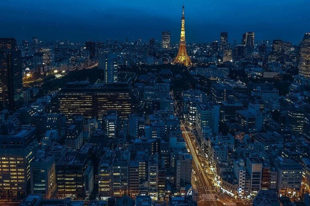 um horizonte da cidade com a torre eiffel à noite