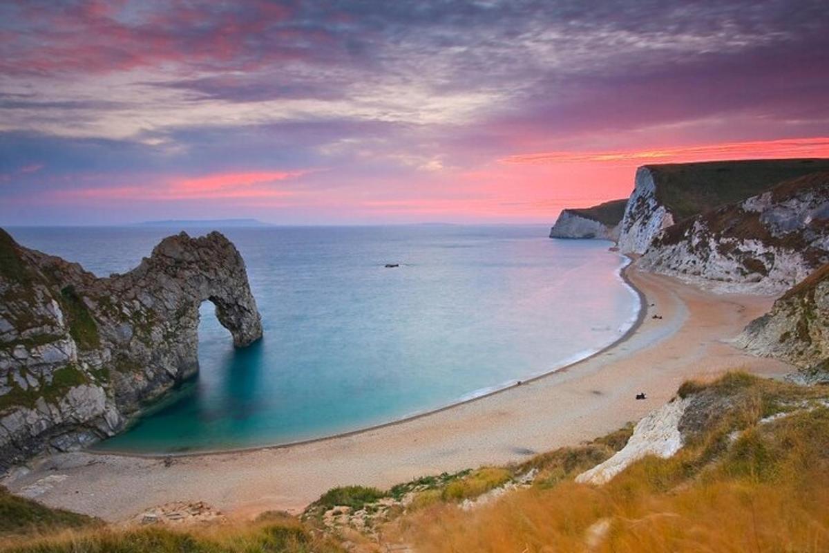 una vista di una spiaggia con l'oceano e le rocce