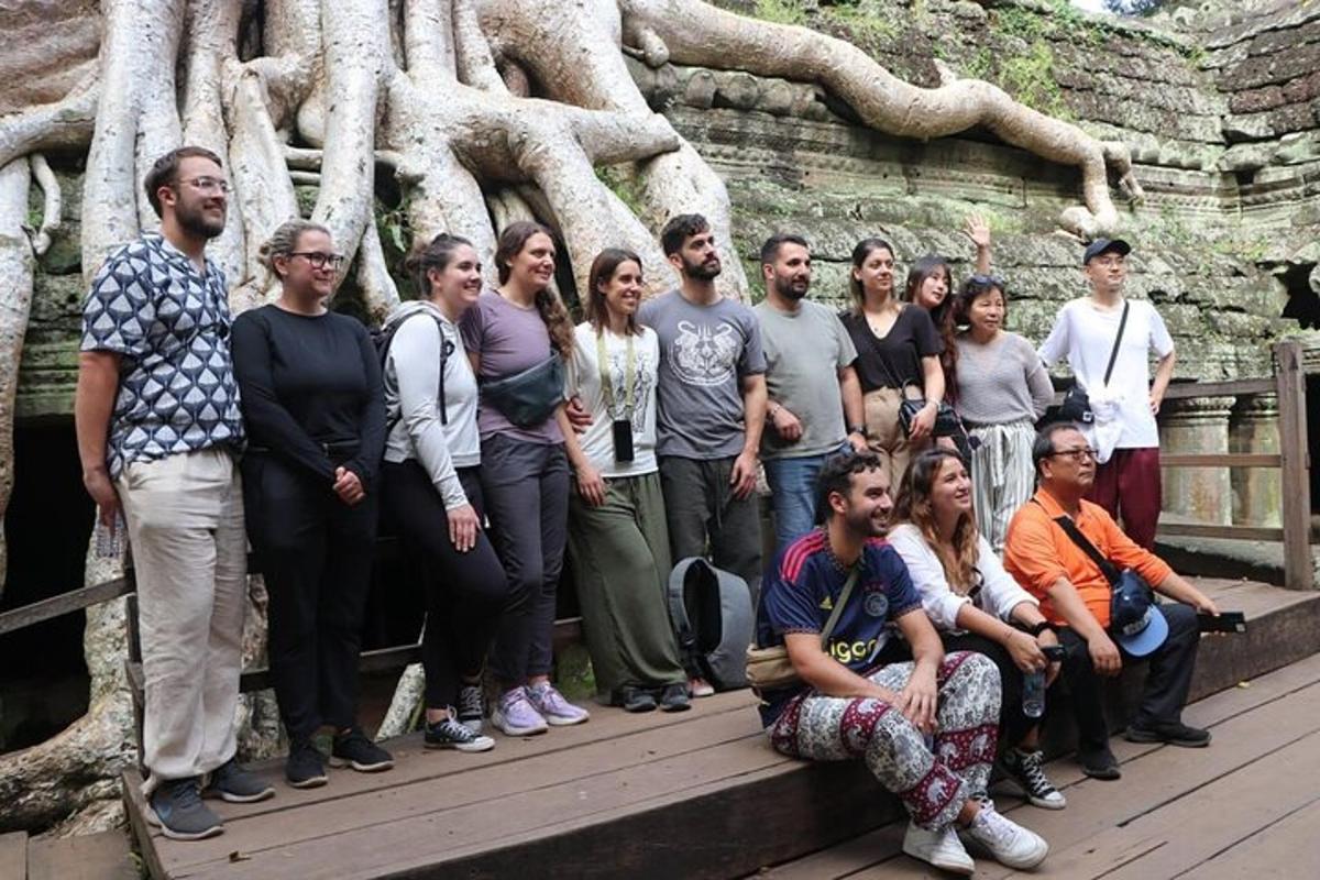 un gruppo di persone in piedi davanti a un albero