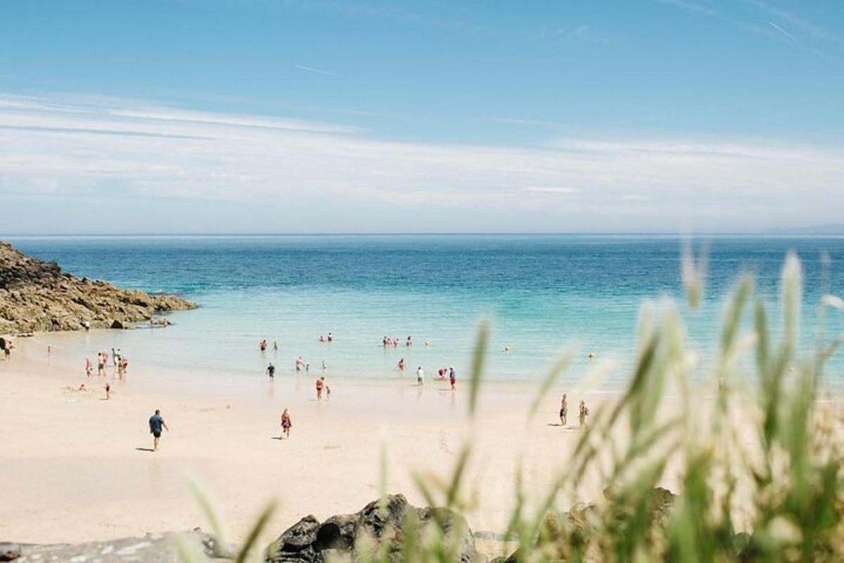 un gruppo di persone su una spiaggia con l'oceano